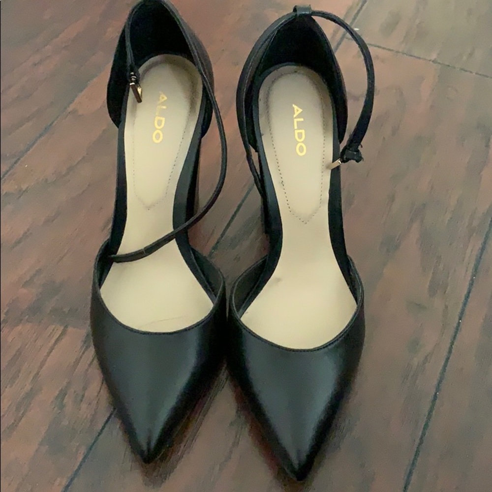 Aldo black size 6 heel